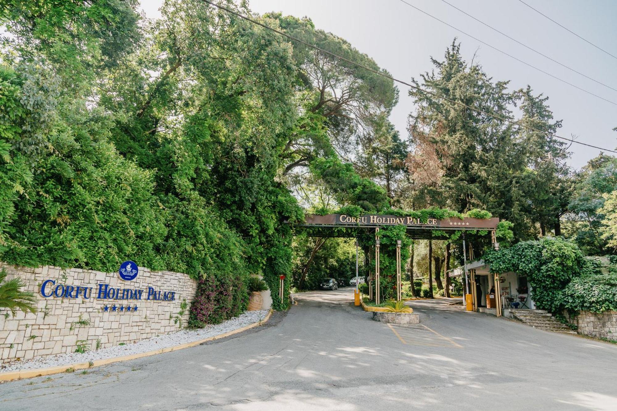 โรงแรมคอร์ฟูฮอลิเดย์พาเลส เปรามา ภายนอก รูปภาพ Entrance to the resort