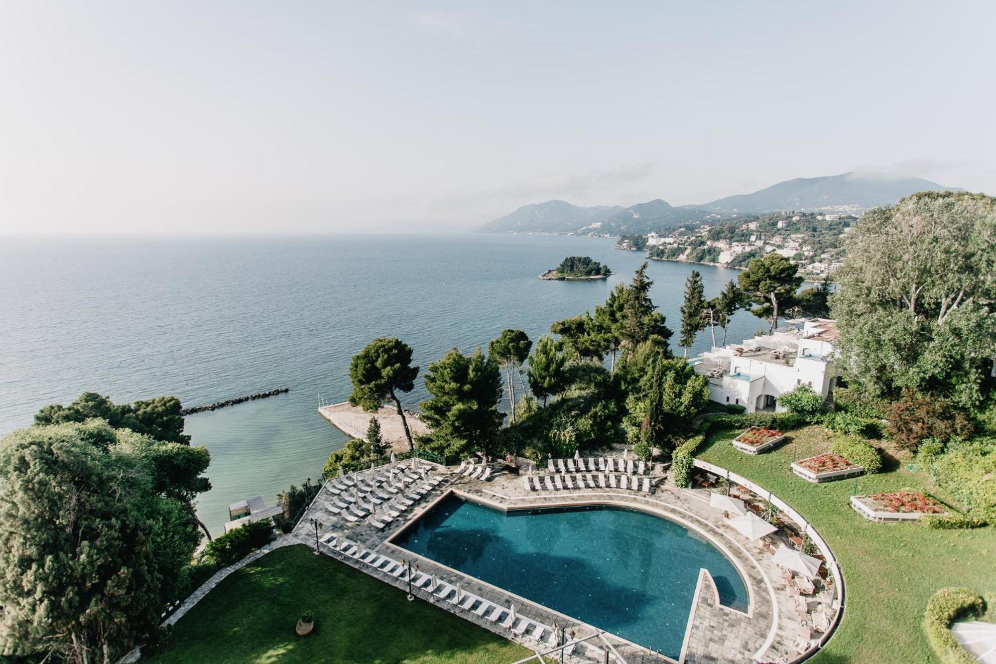 โรงแรมคอร์ฟูฮอลิเดย์พาเลส เปรามา ภายนอก รูปภาพ The swimming pool at the Hotel du Cap-Eden-Roc