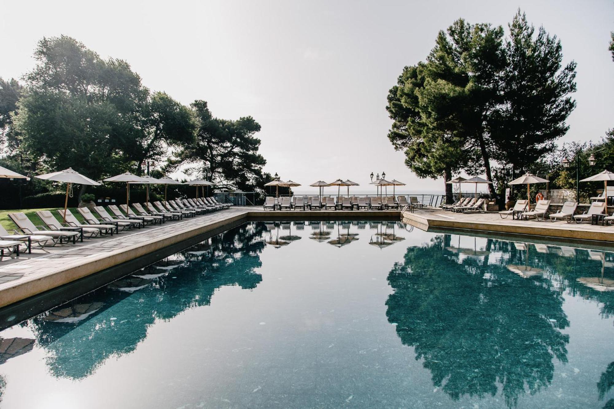 โรงแรมคอร์ฟูฮอลิเดย์พาเลส เปรามา ภายนอก รูปภาพ The pool at the Hotel de la Villa d'Alcôte
