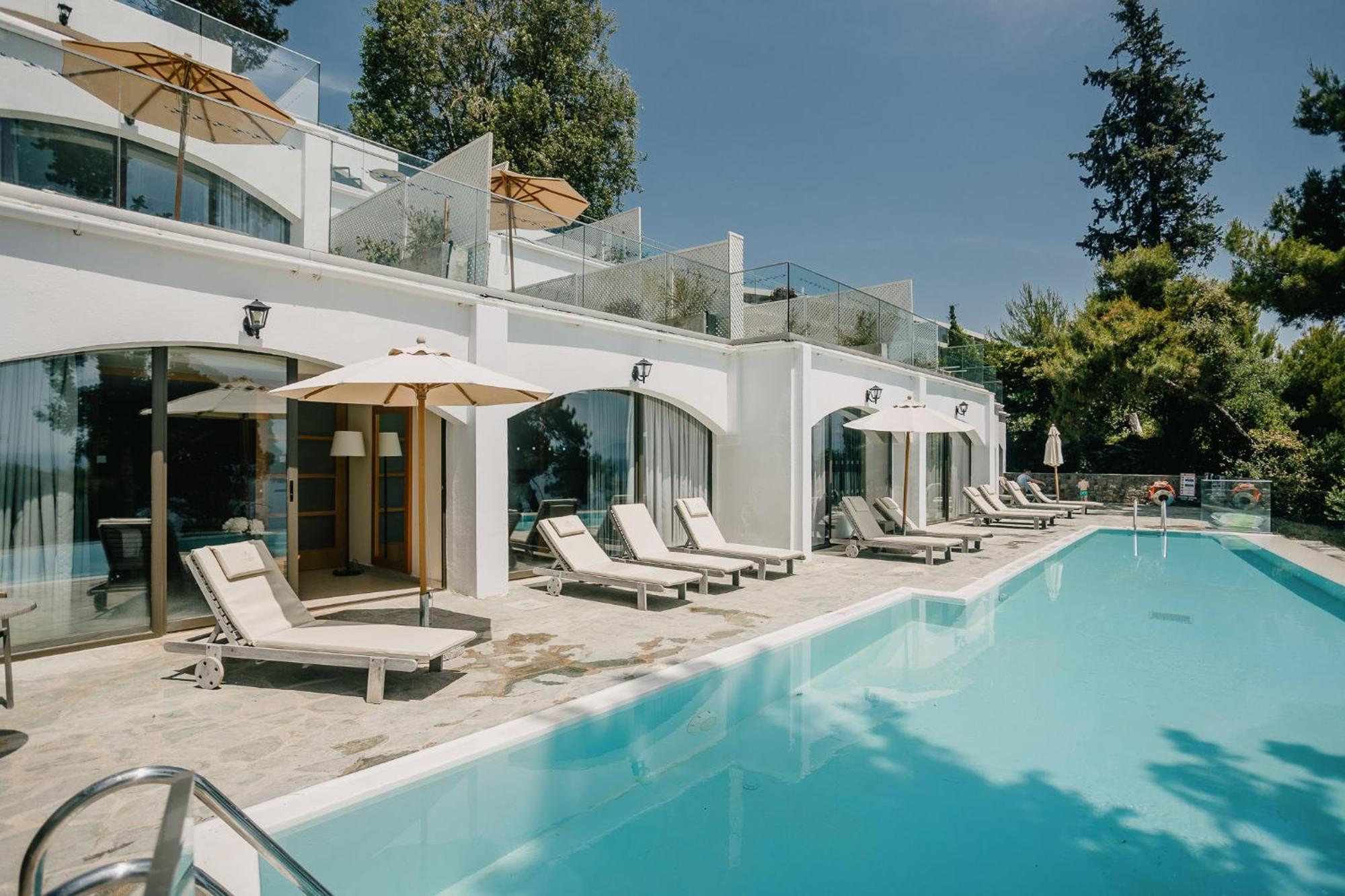 โรงแรมคอร์ฟูฮอลิเดย์พาเลส เปรามา ภายนอก รูปภาพ The swimming pool at the hotel