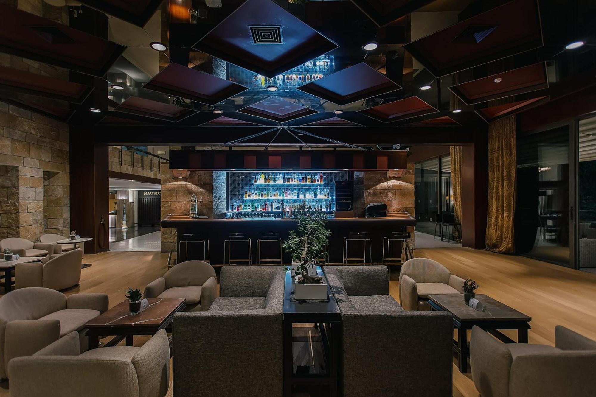 โรงแรมคอร์ฟูฮอลิเดย์พาเลส เปรามา ภายนอก รูปภาพ The bar at the 101 lounge