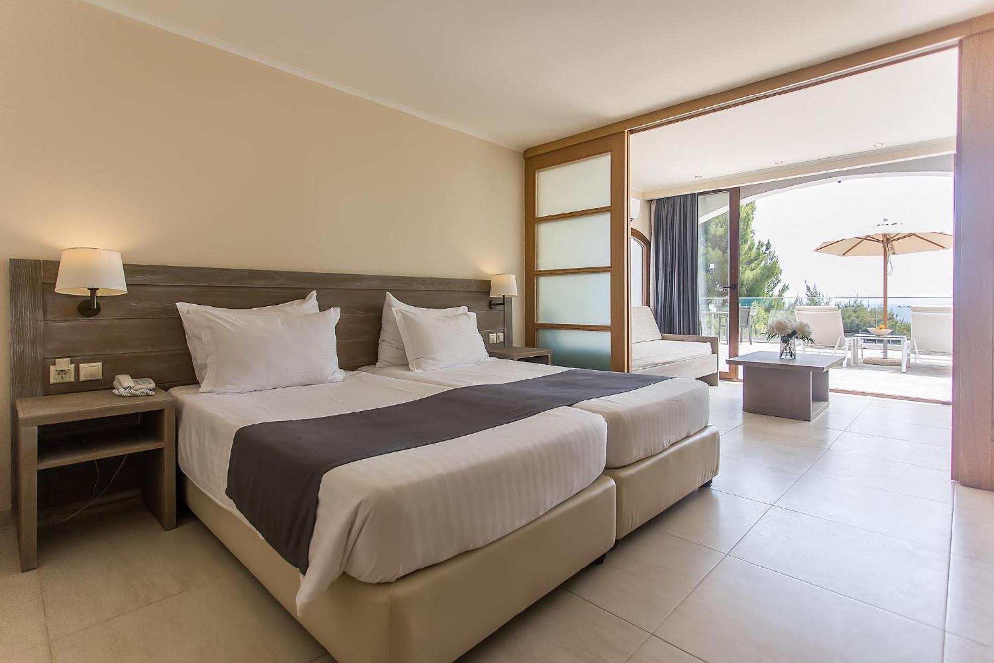 โรงแรมคอร์ฟูฮอลิเดย์พาเลส เปรามา ภายนอก รูปภาพ A room at the hotel