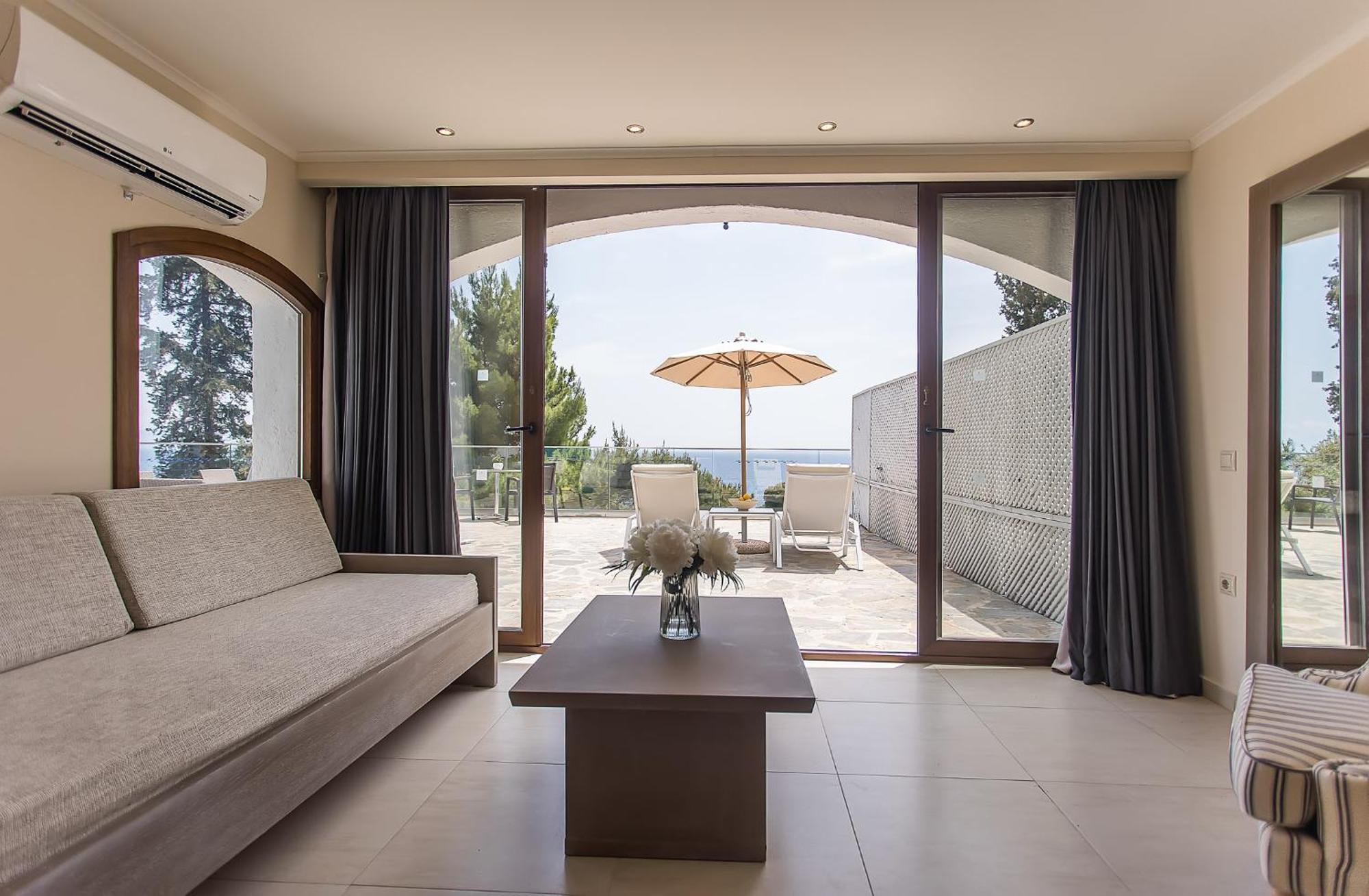 โรงแรมคอร์ฟูฮอลิเดย์พาเลส เปรามา ภายนอก รูปภาพ Interior of a suite at the hotel