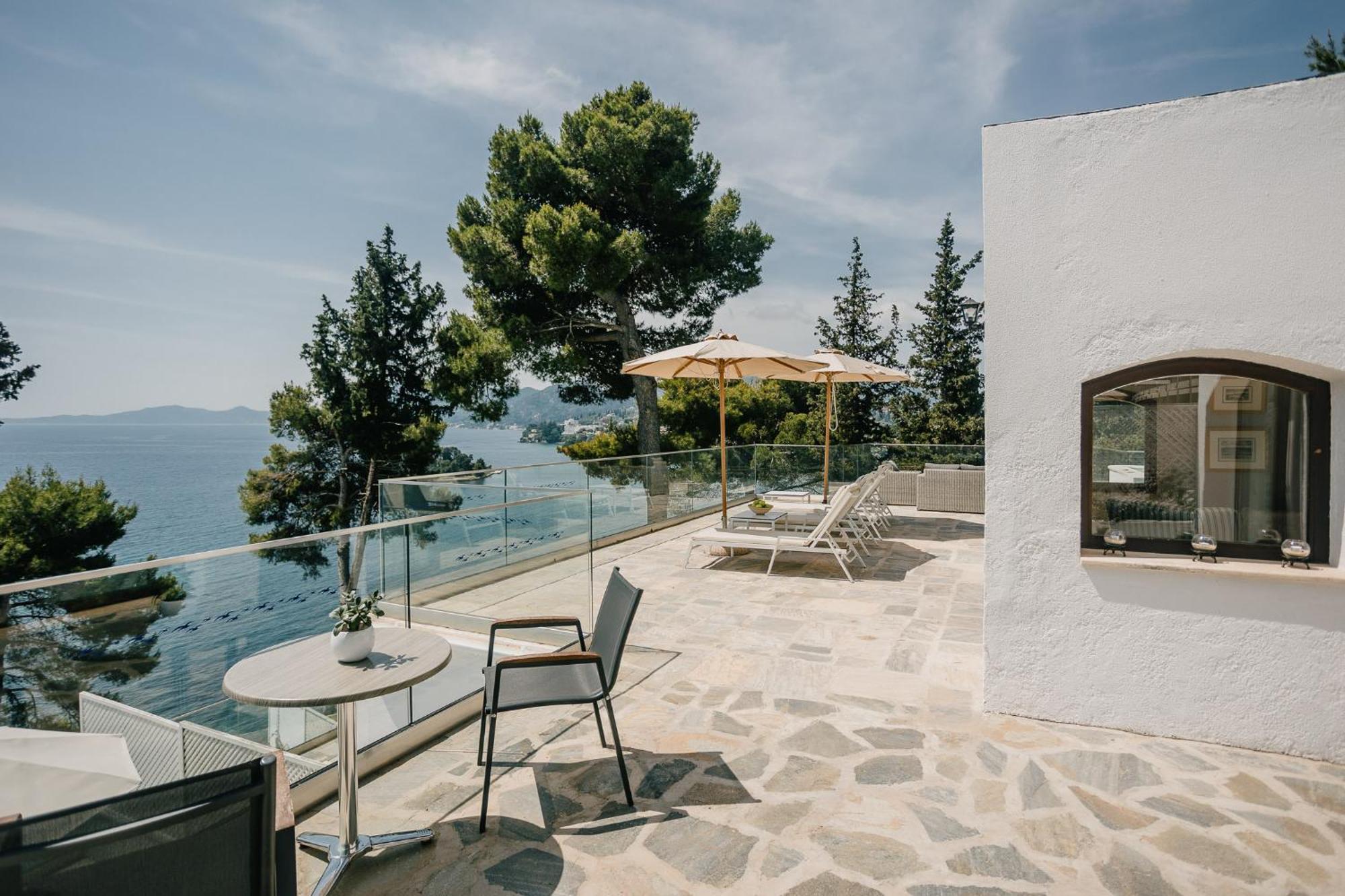โรงแรมคอร์ฟูฮอลิเดย์พาเลส เปรามา ภายนอก รูปภาพ The hotel's rooftop