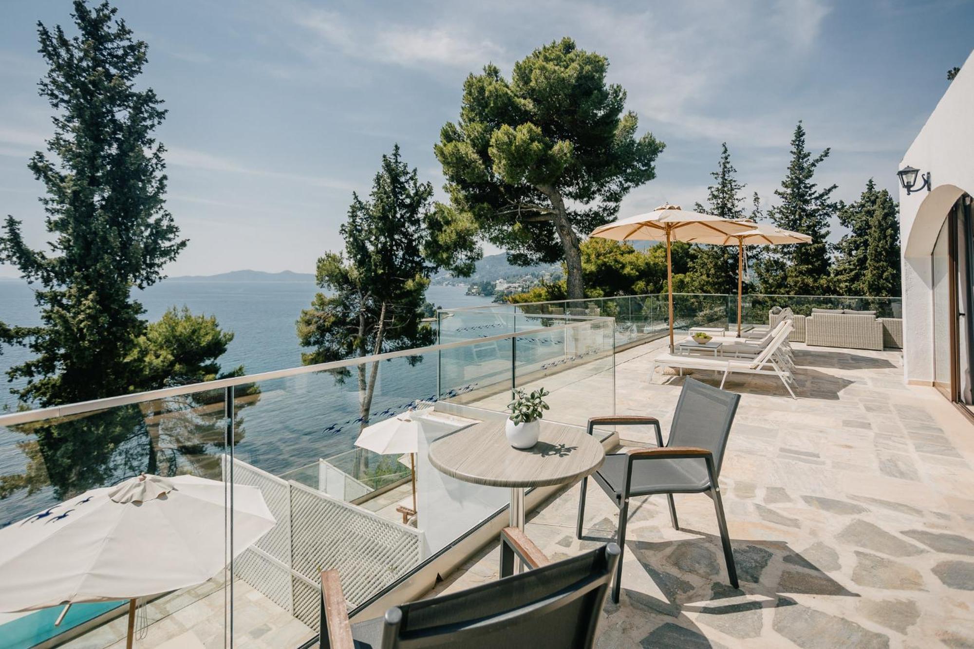โรงแรมคอร์ฟูฮอลิเดย์พาเลส เปรามา ภายนอก รูปภาพ The hotel's pool
