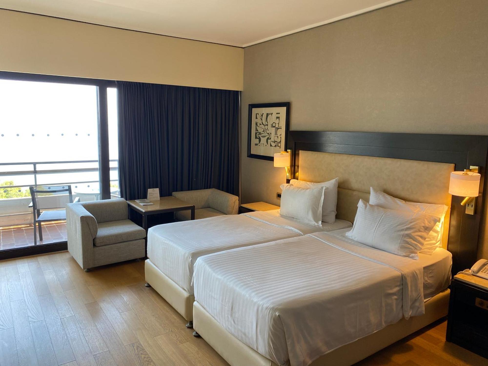 โรงแรมคอร์ฟูฮอลิเดย์พาเลส เปรามา ภายนอก รูปภาพ A room at the hotel