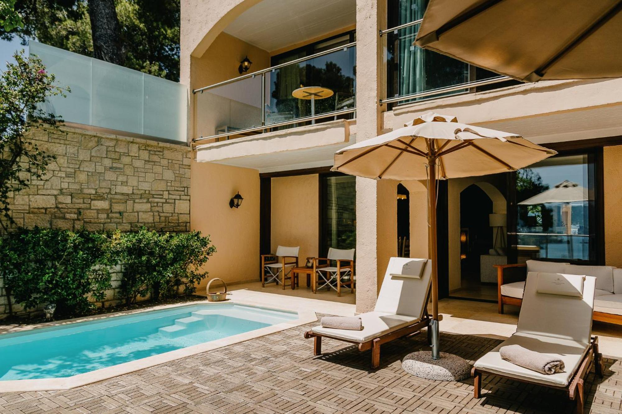 โรงแรมคอร์ฟูฮอลิเดย์พาเลส เปรามา ภายนอก รูปภาพ A private pool at a hotel