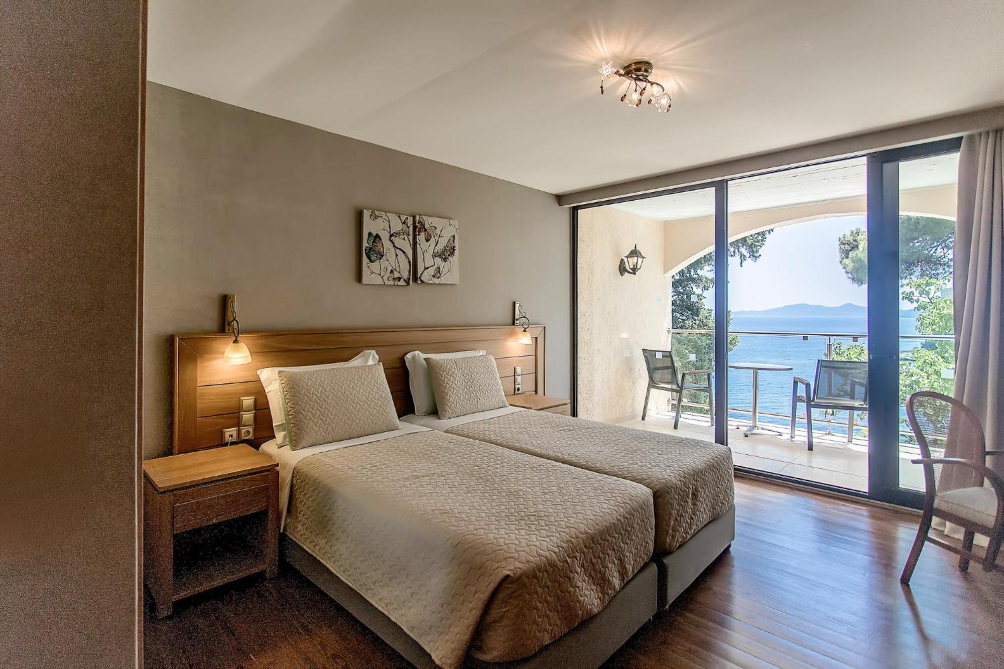 โรงแรมคอร์ฟูฮอลิเดย์พาเลส เปรามา ภายนอก รูปภาพ A room at the hotel