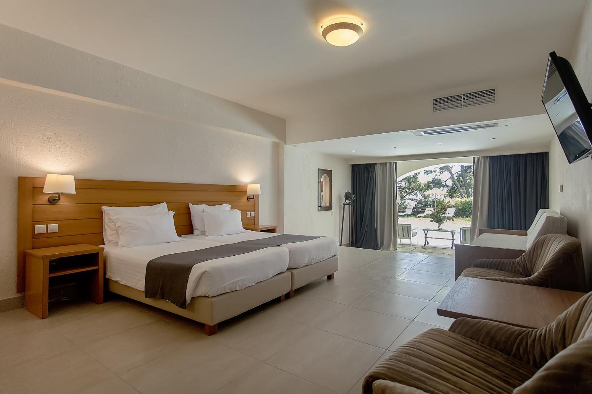 โรงแรมคอร์ฟูฮอลิเดย์พาเลส เปรามา ภายนอก รูปภาพ A room at the hotel