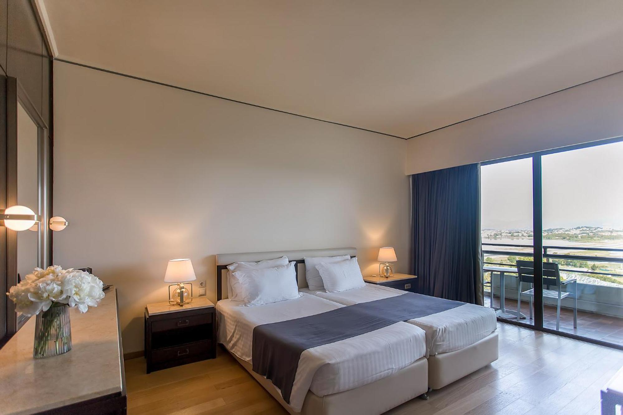 โรงแรมคอร์ฟูฮอลิเดย์พาเลส เปรามา ภายนอก รูปภาพ A room at the hotel